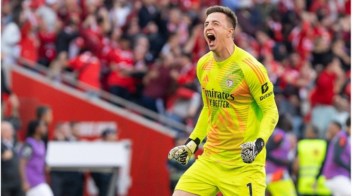 De doelman van Benfica scoort een doelpunt in de Champions League